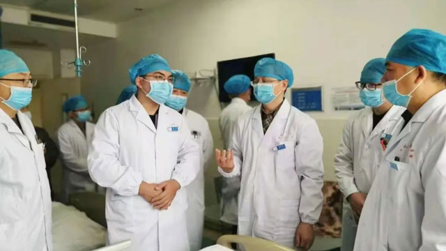 武汉市骨科专家莅临来凤县人民医院啦