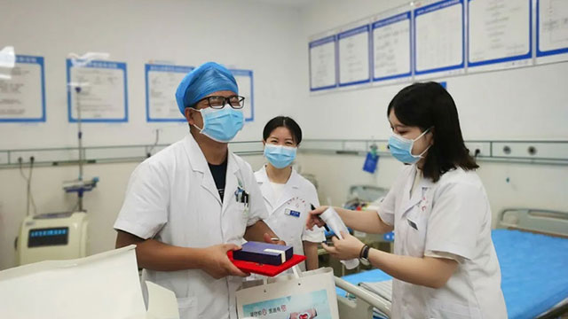 来凤县人民医院开展医师节走访活动