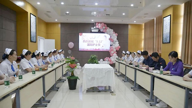 来凤县中心医院 举行“5.12国际护士节”座谈会