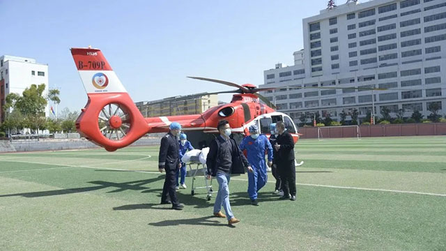 来凤县中心医院危重患者直飞武汉
