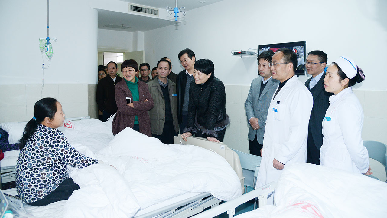 副州长庞红艳（左5）来我院检查调研.jpg