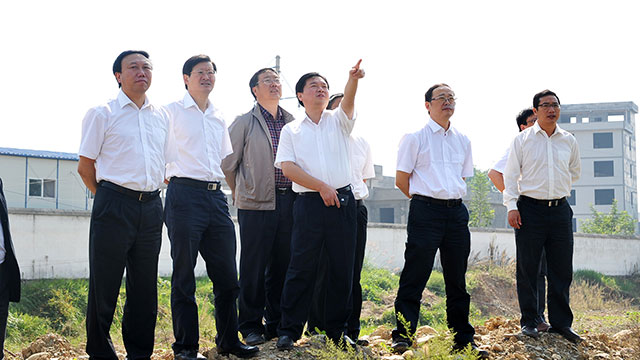 县委书记胡泽、县长向军指导新区建设
