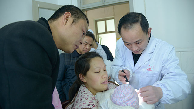 党委副书记常务副院长眼科博士宋秀胜正在为患者检查