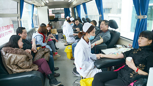 “雷锋精神热血传承，志愿服务无私奉献”的献血活动