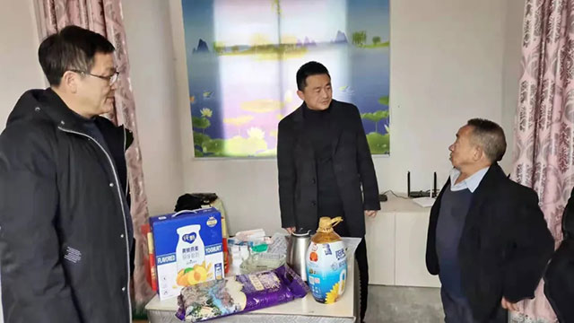 来凤县人民医院党委书记走访慰问贫困户