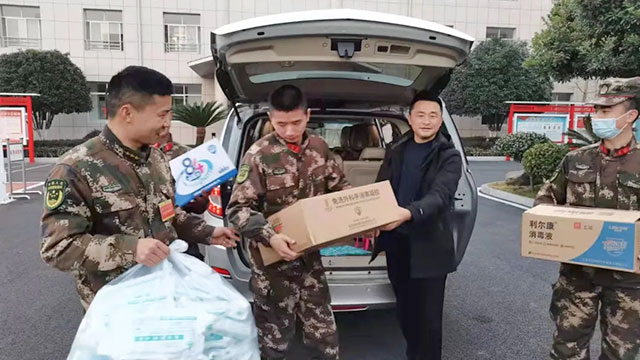 来凤县人民医院党委书记走访慰问武警战士