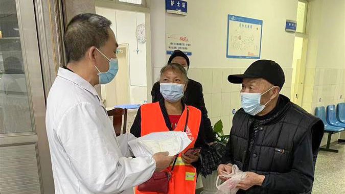 拾到一叠钱，来凤人民医院辗转3小时找到失主