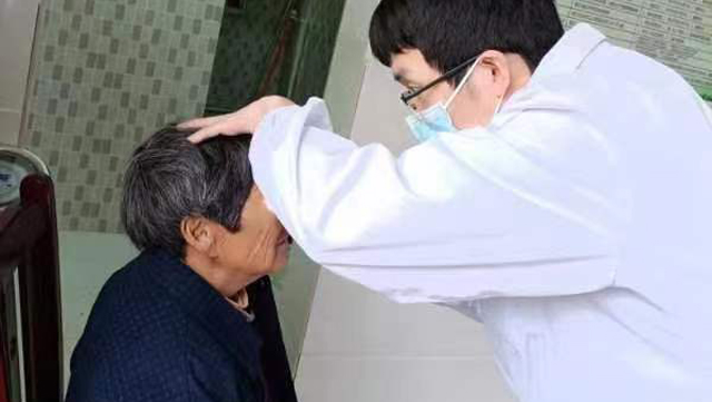 县医院眼科专家下基层体检——县域医疗技术协作进行时