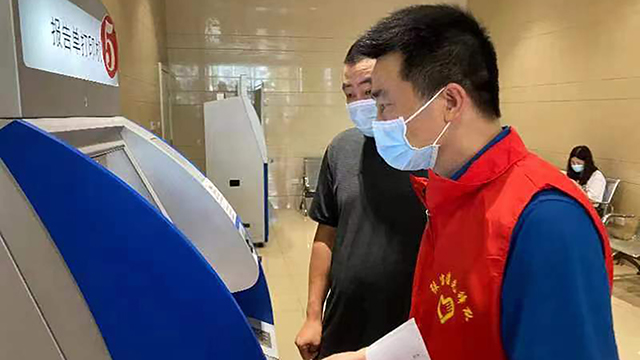 来凤县人民医院志愿者贴心服务患者 争创州级文明单位