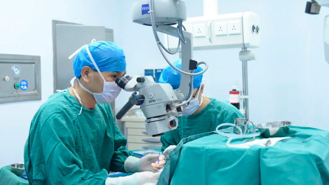 来凤县人民医院迎来省人民医院眼科专家