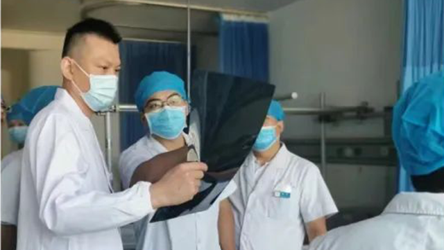 赞！武汉市骨科专家莅临来凤啦