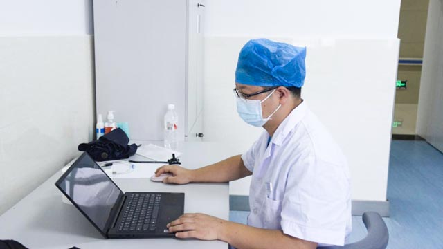 武汉大学口腔医院专家周兵莅临来凤县人民医院坐诊