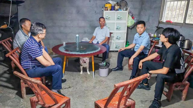 来凤县人民医院深入开展党员干部下基层察民情解民忧暖民心实践活动