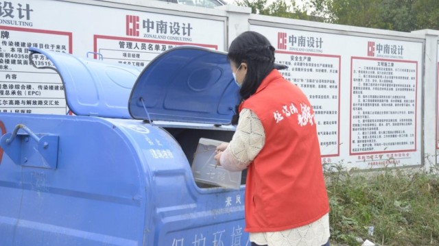 县人民医院党员干部+团县委志愿者联合下沉包保社区网格助推省级文明城市创建