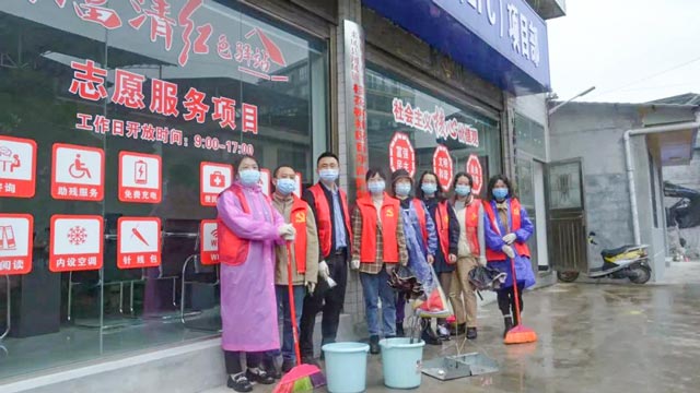 践行担当使命，来凤县人民医院党员干部下沉社区助力文明城市创建