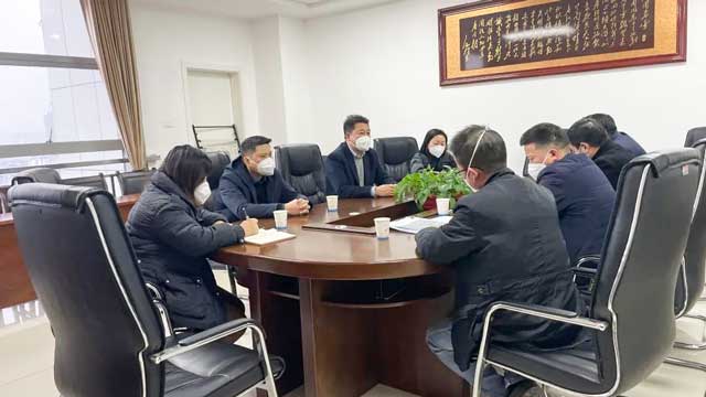 来凤县县委副书记、县长张作明赴县人民医院调研指导工作