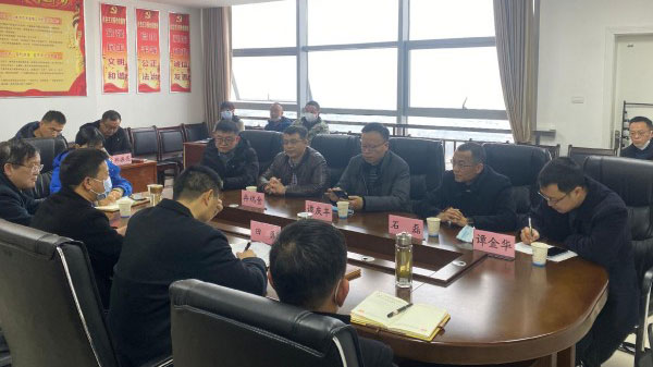 湖北民族大学附属民大医院党委书记谭庆丰赴来凤县人民医院指导工作