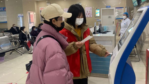 来凤：志愿者爱心导诊 贴心服务暖人心