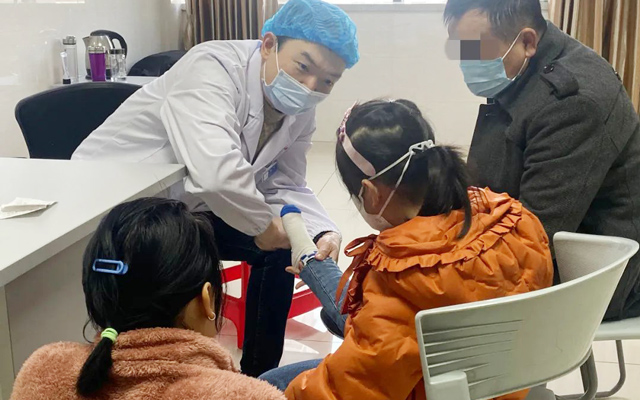 关节疼痛患者有福啦！州中心医院专家李磊挂职我院副院长