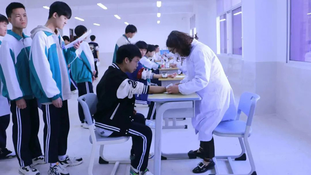 来凤县2600余名学子高考体检进行中