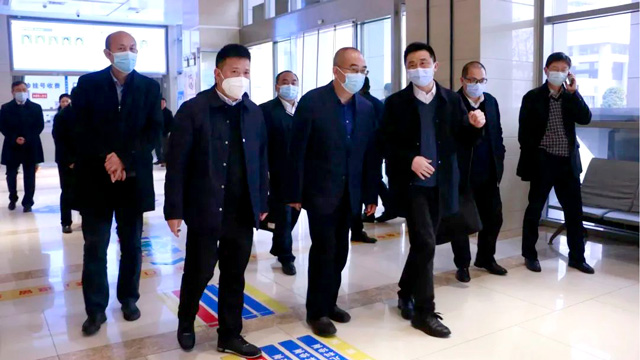 省卫健委副主任张定宇赴来凤县人民医院调研指导工作