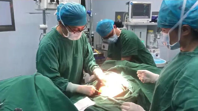 惊心动魄！生死时速21分钟救助高危孕产妇，护士长半蹲托举护佑新生命