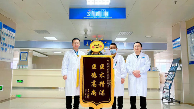 来凤县人民医院:五官科专家龚成团队再收患者“大礼”