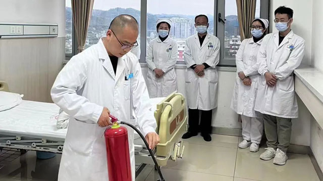 来凤县人民医院：当听诊器遇见灭火器，卷起来！