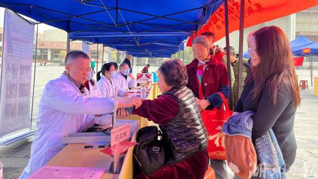来凤县开展“全国爱耳日”义诊活动 守护群众耳部健康
