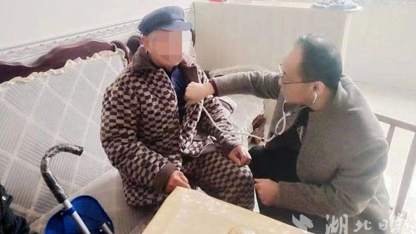 来凤县人民医院：入户随访延续温暖医疗服务