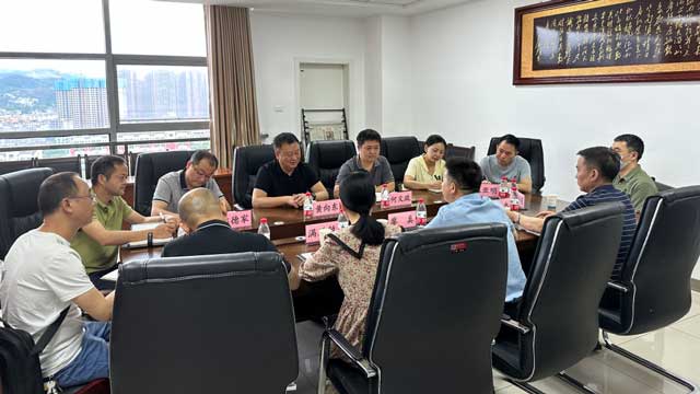 宣恩县人民医院院长黄向东一行6人莅临我院调研交流