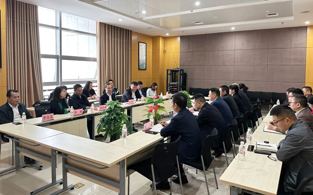 广州市白云区政协伍伟强、田妮一行莅临来凤县人民医院指导调研工作