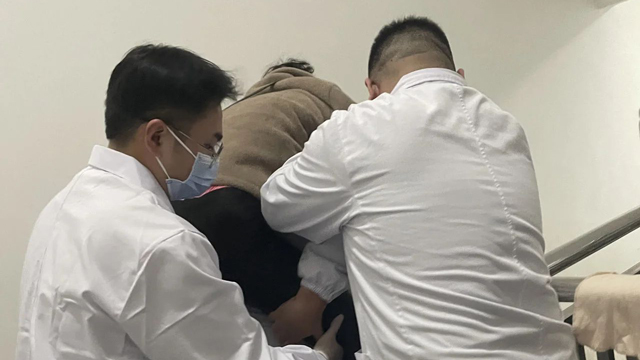 来凤县人民医院|患者楼梯间突然倒地......