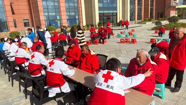 来凤县人民医院、县红十字会走进舒欣嘉苑康养公寓开展义诊活动