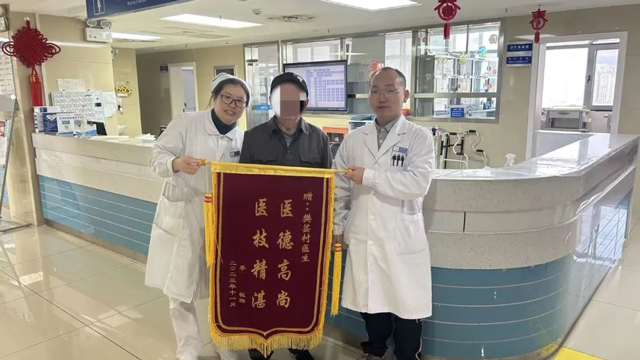 84岁老人送锦旗