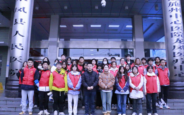 “微光烛炬 爱心导诊”——青年志愿者走进县人民医院