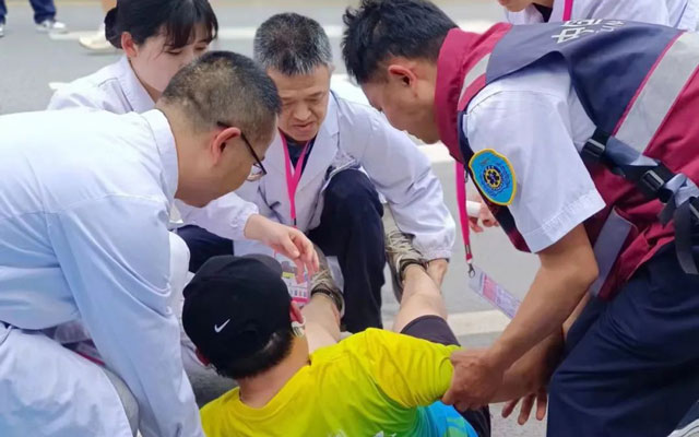 龙凤马拉松激情开跑，县人民医院一路护航