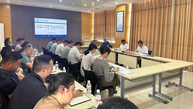 县人大常委会副主任滕建刚一行到县人民医院现场调研