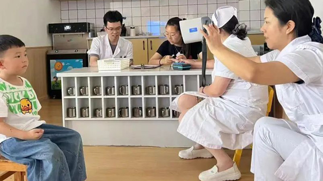 关注儿童眼健康，县人民医院眼科、儿保中心联合进校园