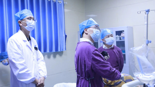 首次开展！消化内科完成染色放大胃镜及超声肠镜下穿刺引流术