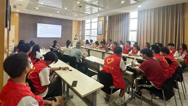 青年志愿者爱心导诊活动在县人民医院启动