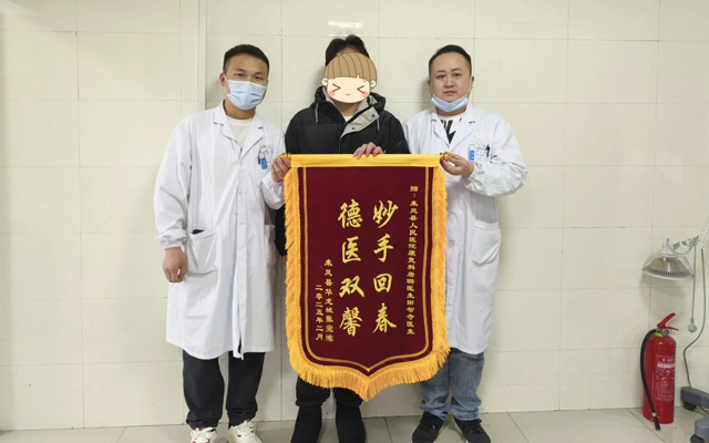 从双手拄拐到自如行动，看18岁小伙如何重获“膝”望！