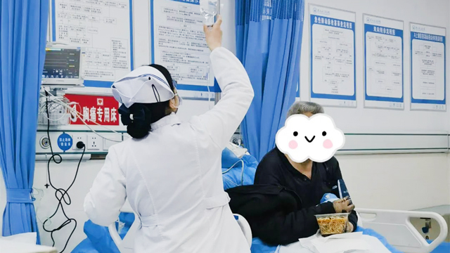 一碗面条的温度：急诊护士暖心善举守护生命尊严