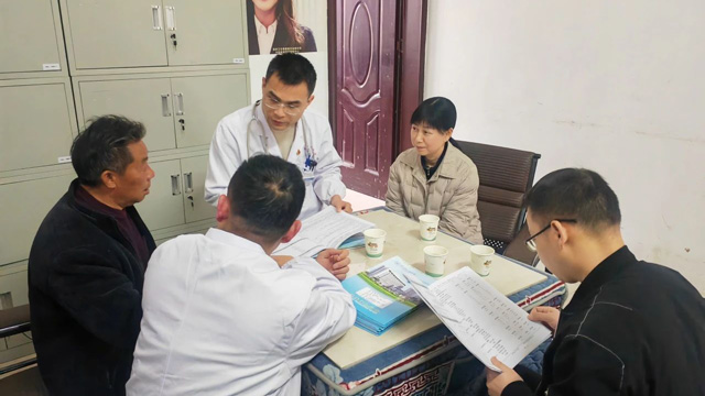 健康关怀零距离：来凤县人民医院开展健康报告送上门活动