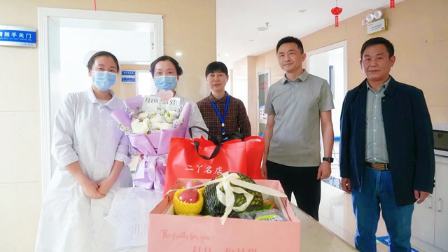 鲜花送天使 关怀暖人心-县人民医院开展第114个国际护士节慰问活动