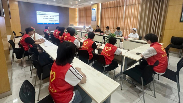 青春力量点亮“医”线！青年志愿服务走进县人民医院