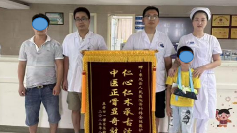 医生选择放弃手术，患者家属却送来锦旗！