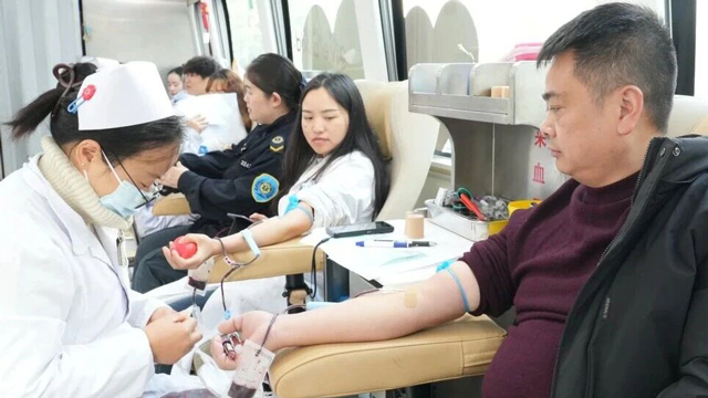 别样“白大褂”！他们用热血为生命续航