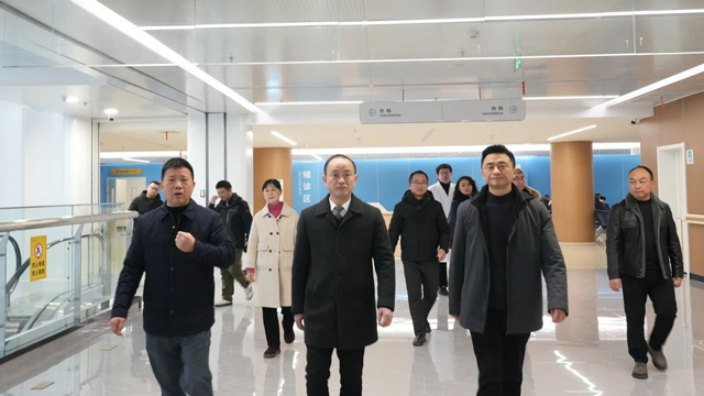 恩施州中心医院副院长宋秀胜一行赴来凤县人民医院调研
