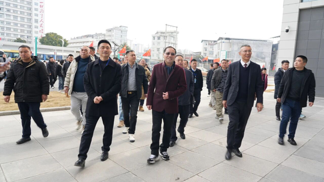 聚凤楚商情系桑梓，共话发展医路同行——各界领导莅临来凤县人民医院参观指导